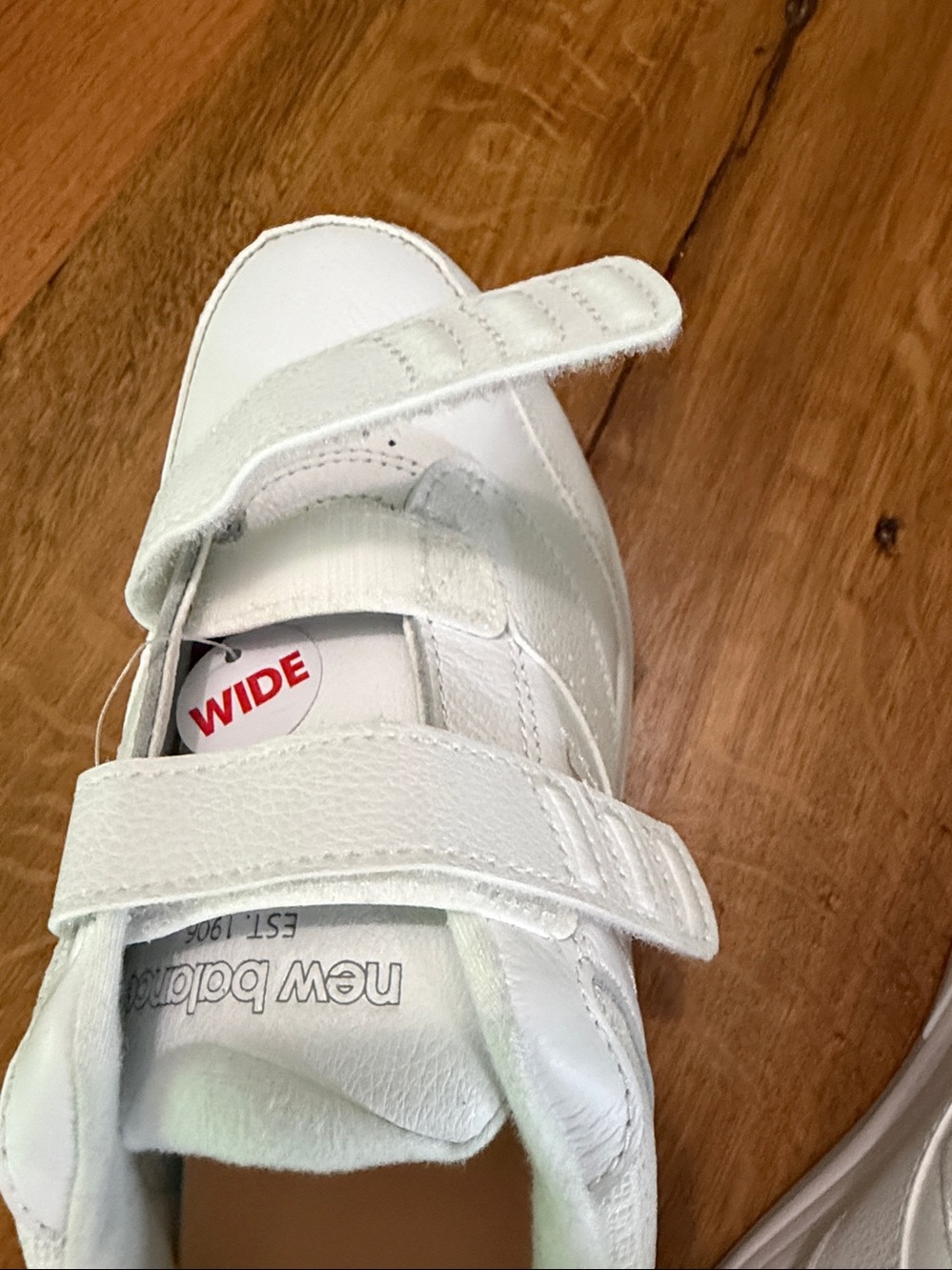 New Balance Women's White Leather Walking Sneakers, NWT, Size 7.5 - Picture 9 of 10